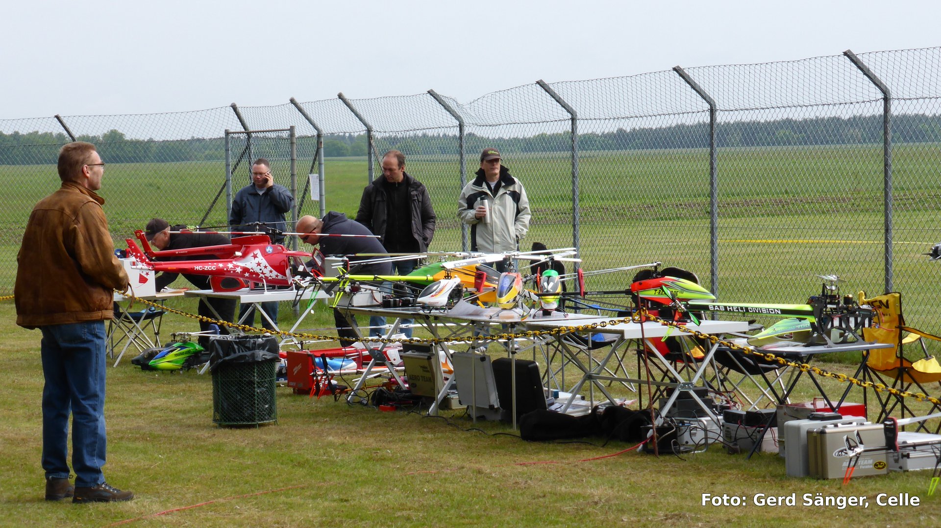 Zuschauerbereich mit Piloten und Gästen