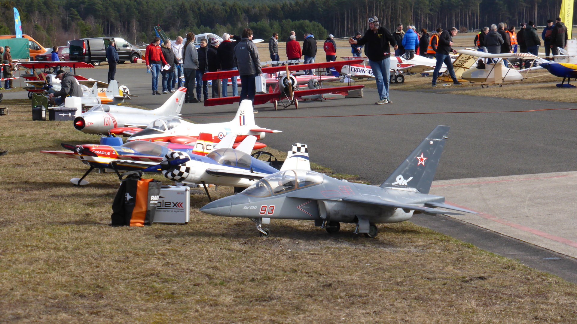 Zuschauerbereich mit Piloten und Gästen