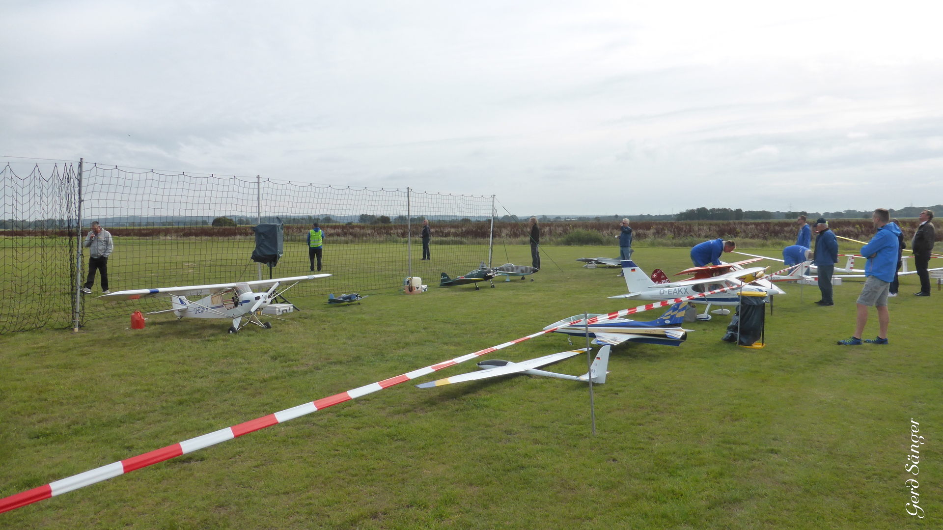 Zuschauerbereich mit Piloten und Gästen