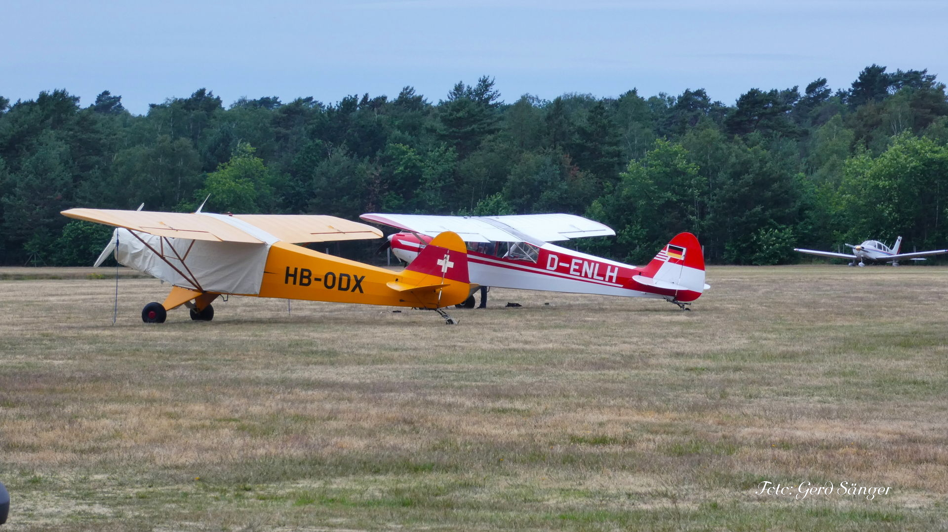 Zuschauerbereich mit Piloten und Gästen